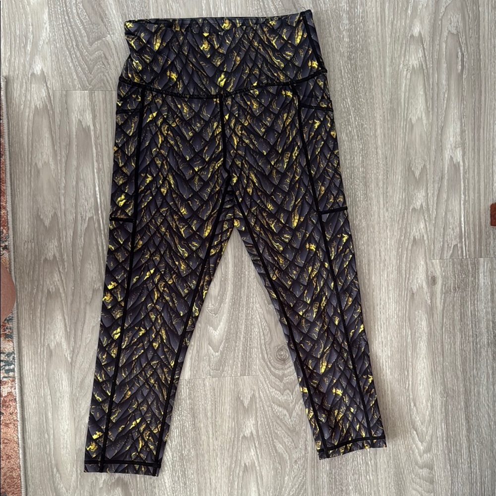 CVG Constantly Varied Gear Capri Leggings — XS Yellow Dawn Dragon Scale pattern